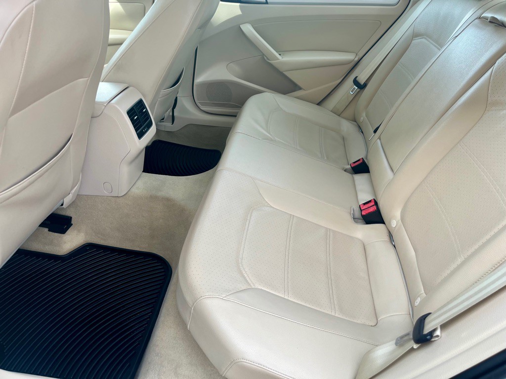 2013 Volkswagen Passat Image 13