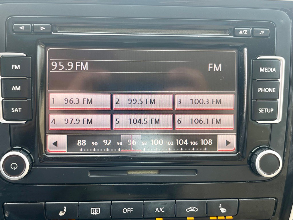 2013 Volkswagen Passat Image 16