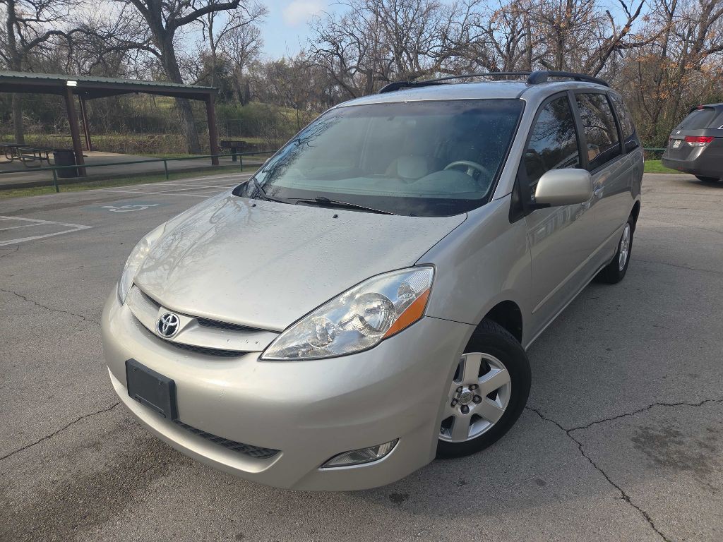 2007 Toyota Sienna Image 2