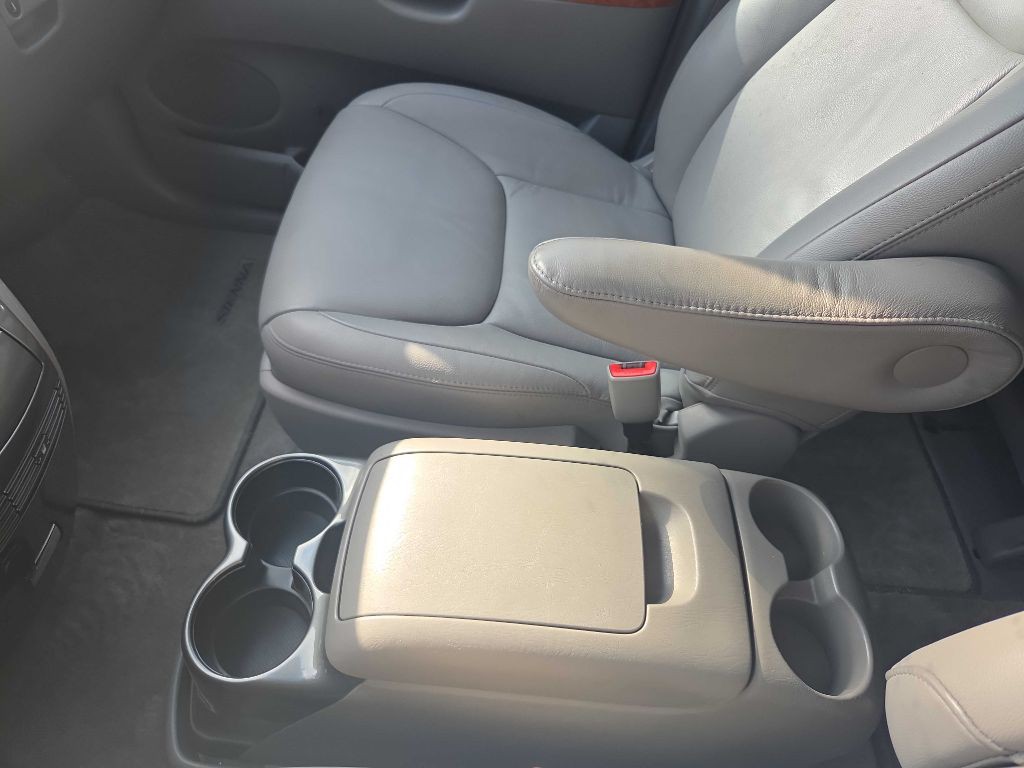 2007 Toyota Sienna Image 32