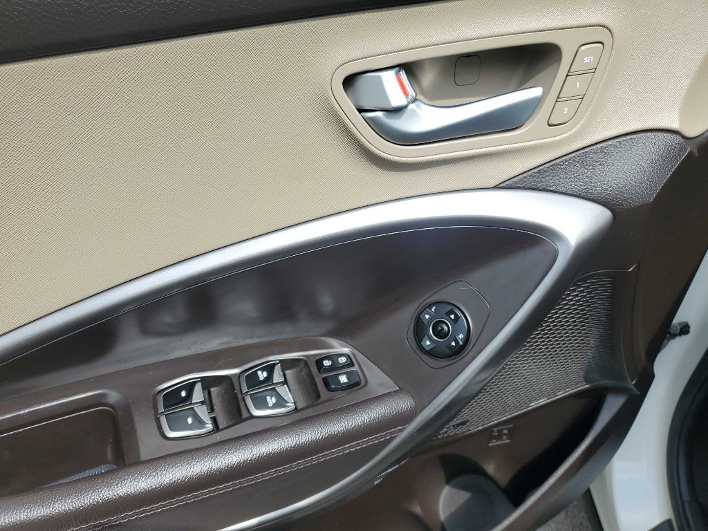 2017 Hyundai Santa Fe Image 17
