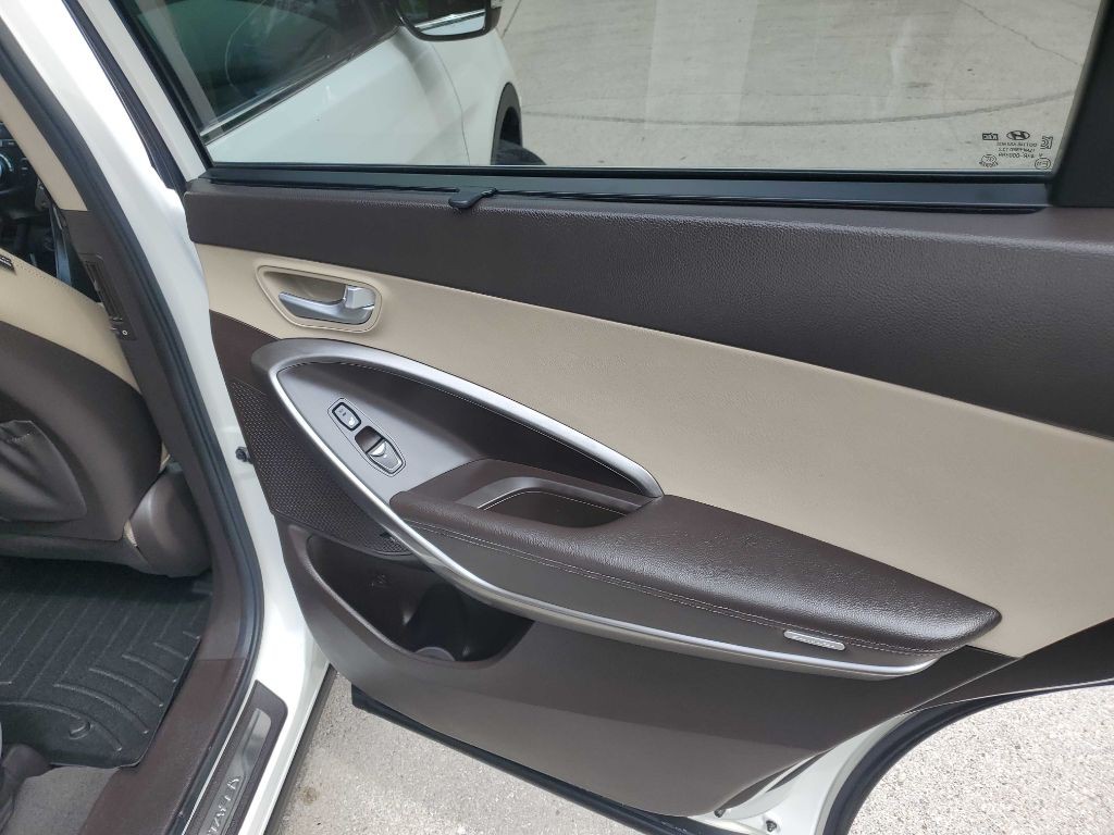 2017 Hyundai Santa Fe Image 25