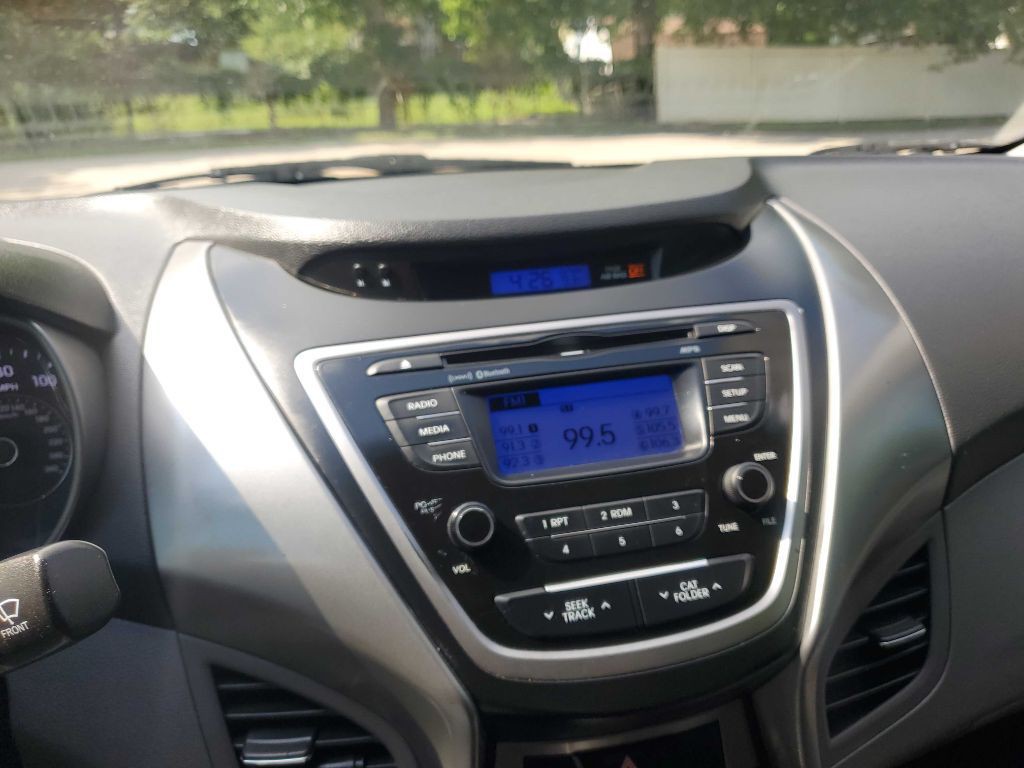 2013 Hyundai Elantra Image 23