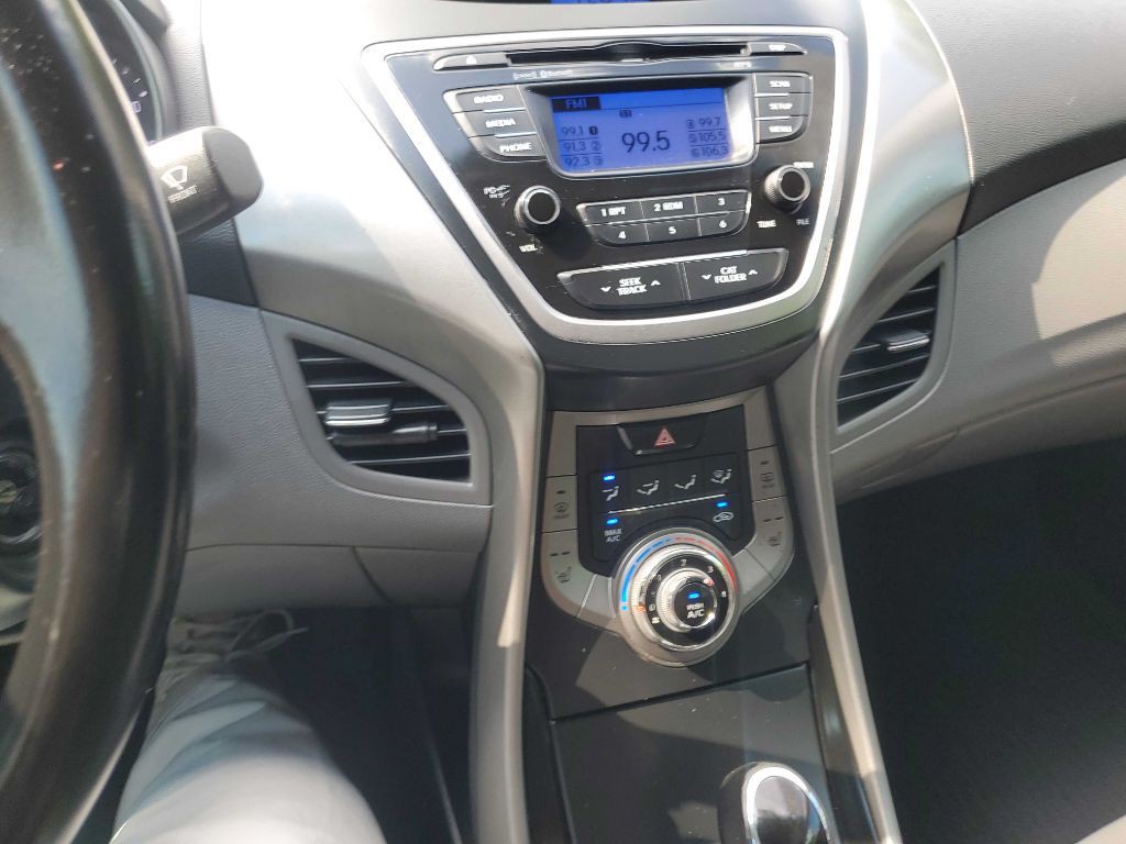 2013 Hyundai Elantra Image 24