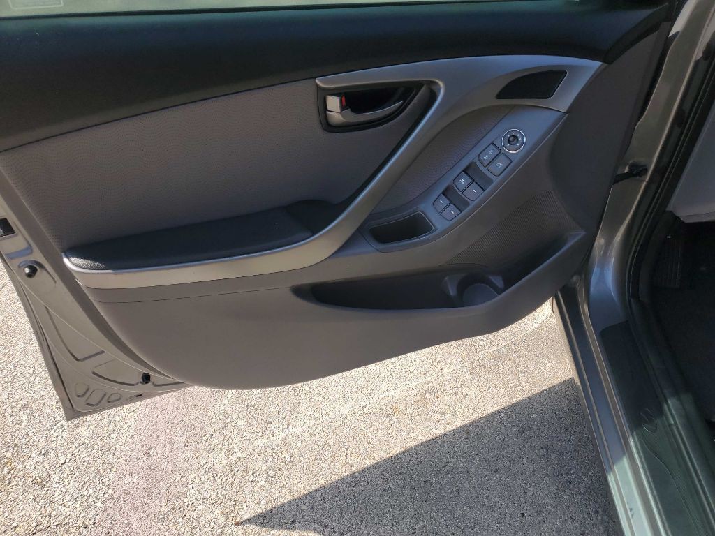 2013 Hyundai Elantra Image 32