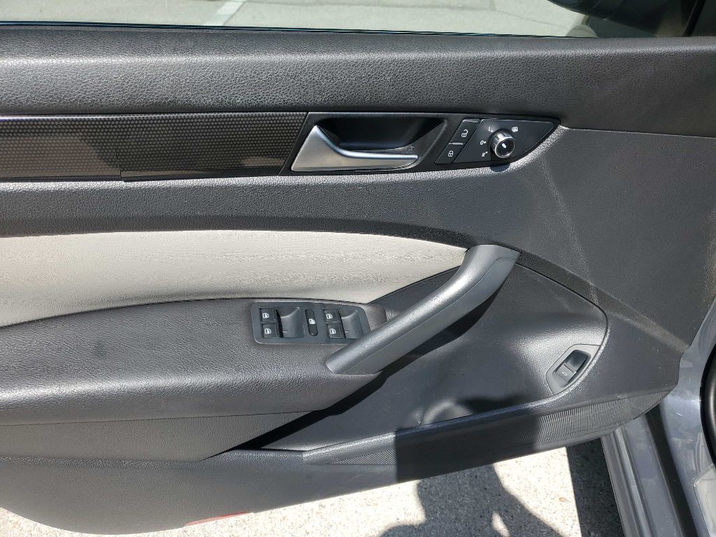 2015 Volkswagen Passat Image 18