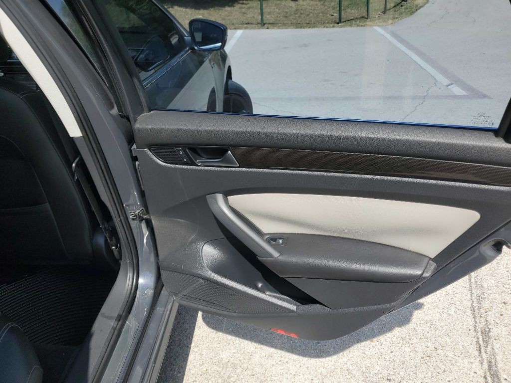 2015 Volkswagen Passat Image 25