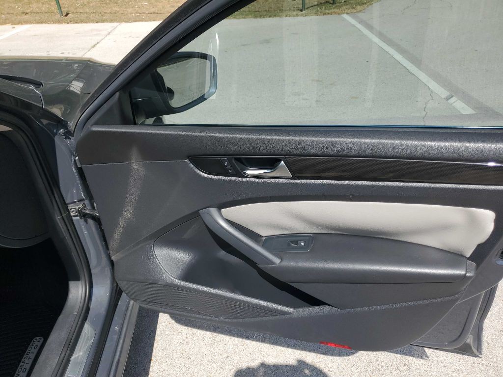 2015 Volkswagen Passat Image 28