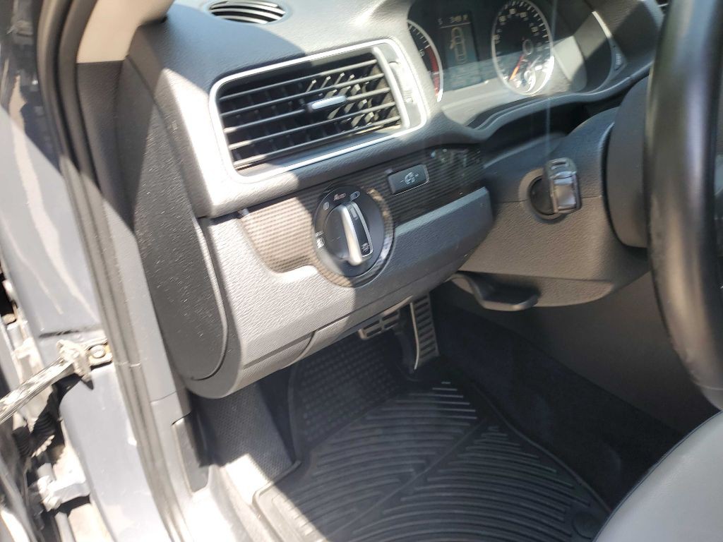 2015 Volkswagen Passat Image 30