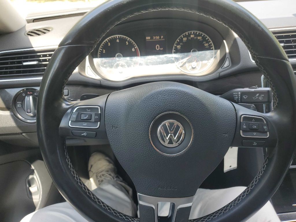 2015 Volkswagen Passat Image 31