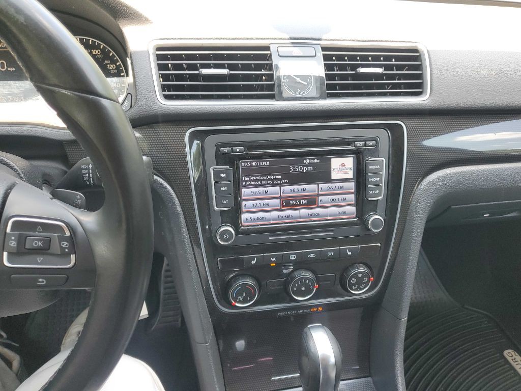 2015 Volkswagen Passat Image 33