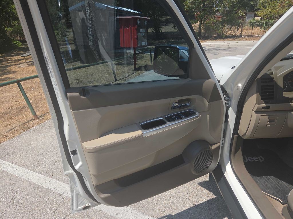 2010 Jeep Liberty Image 21