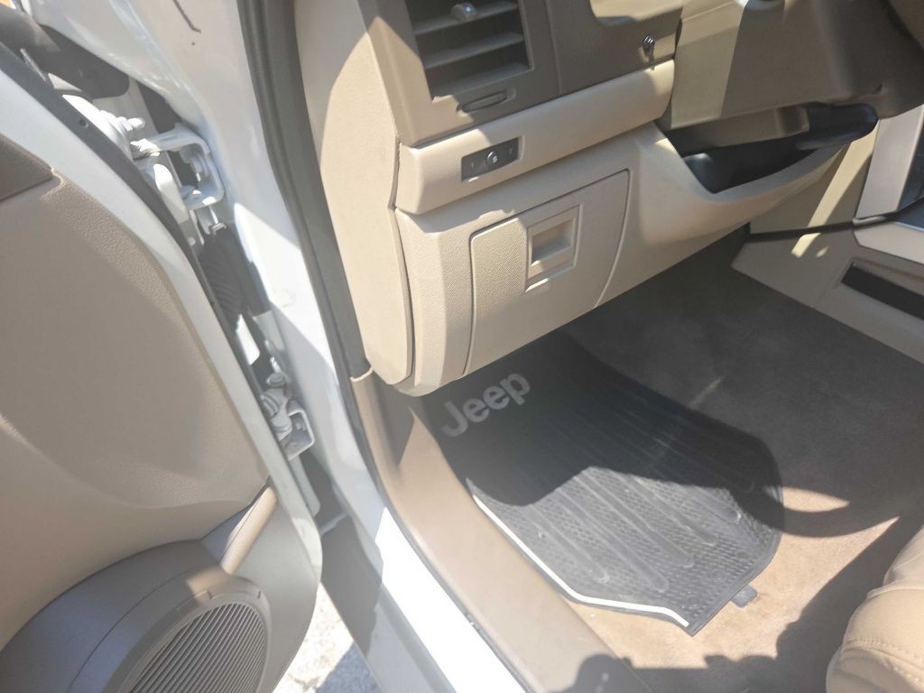 2010 Jeep Liberty Image 32