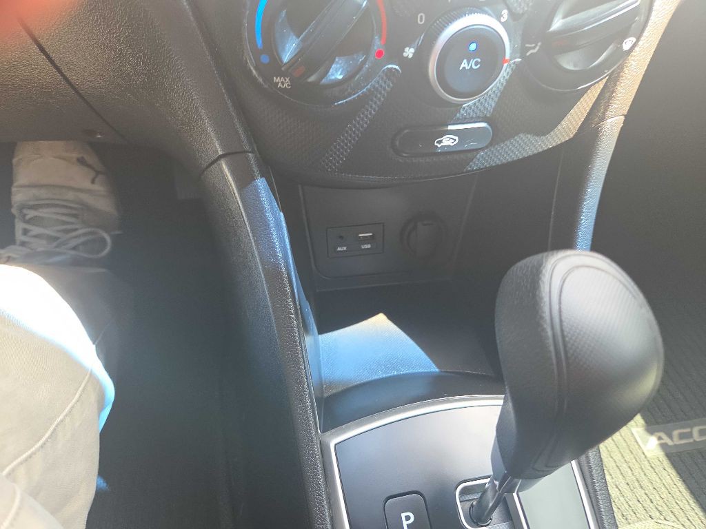 2014 Hyundai Accent Image 28
