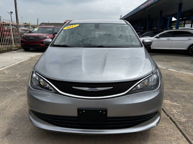 2017 Chrysler Pacifica Image 2