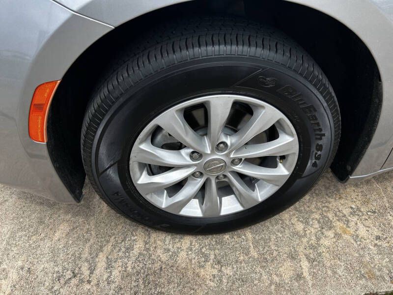 2017 Chrysler Pacifica Image 5