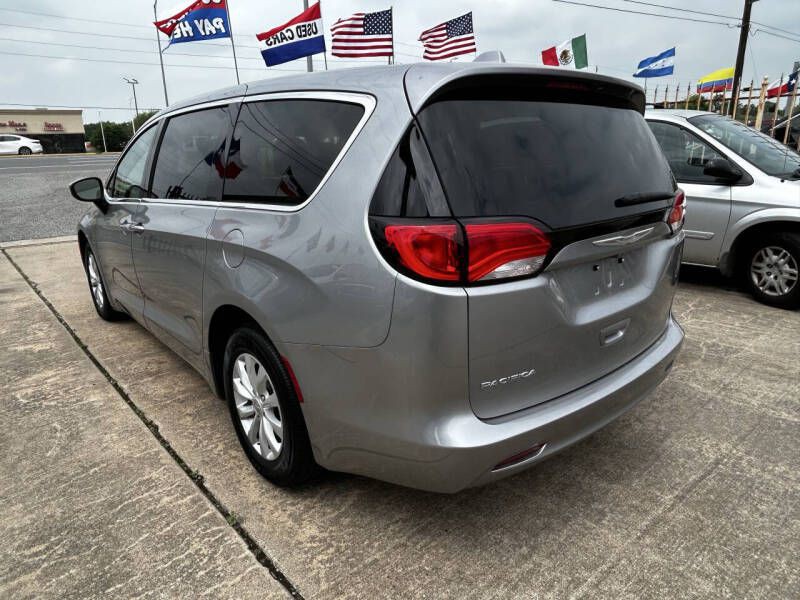 2017 Chrysler Pacifica Image 6