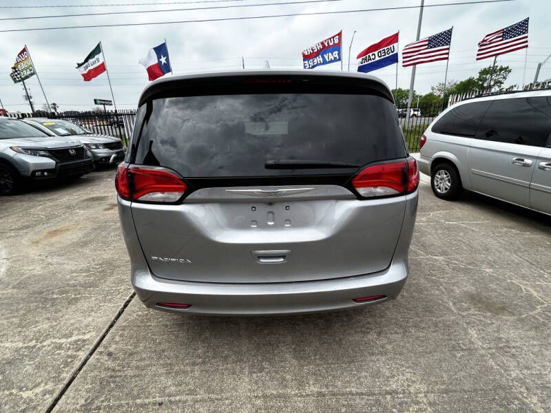 2017 Chrysler Pacifica Image 8