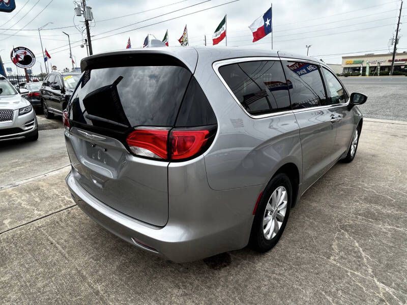 2017 Chrysler Pacifica Image 9