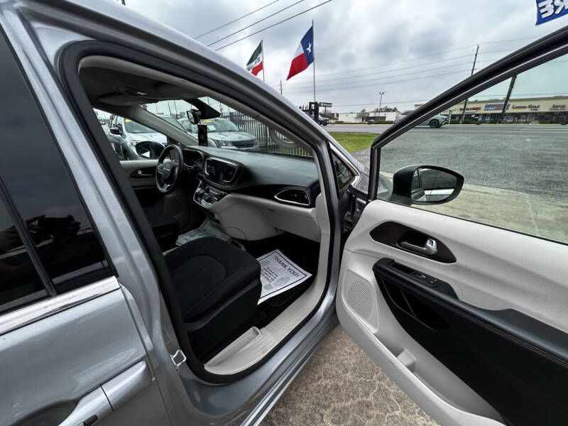2017 Chrysler Pacifica Image 11