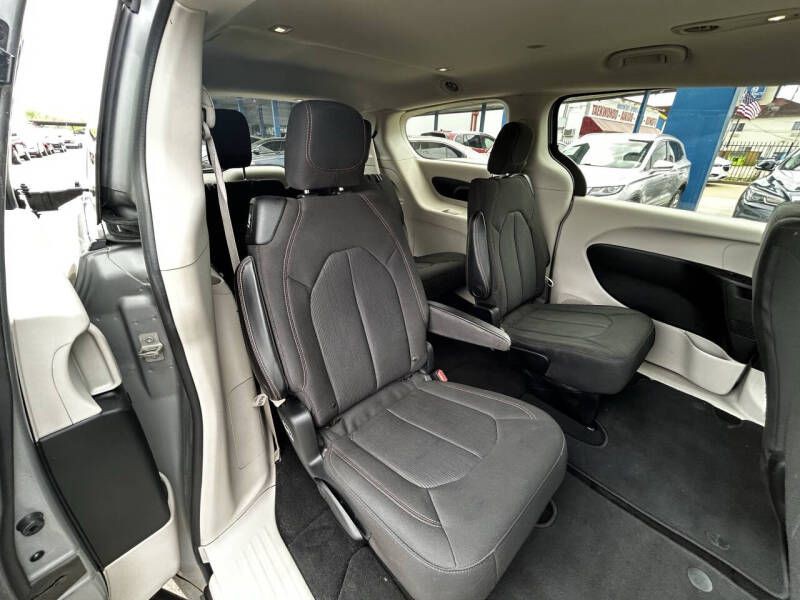 2017 Chrysler Pacifica Image 12