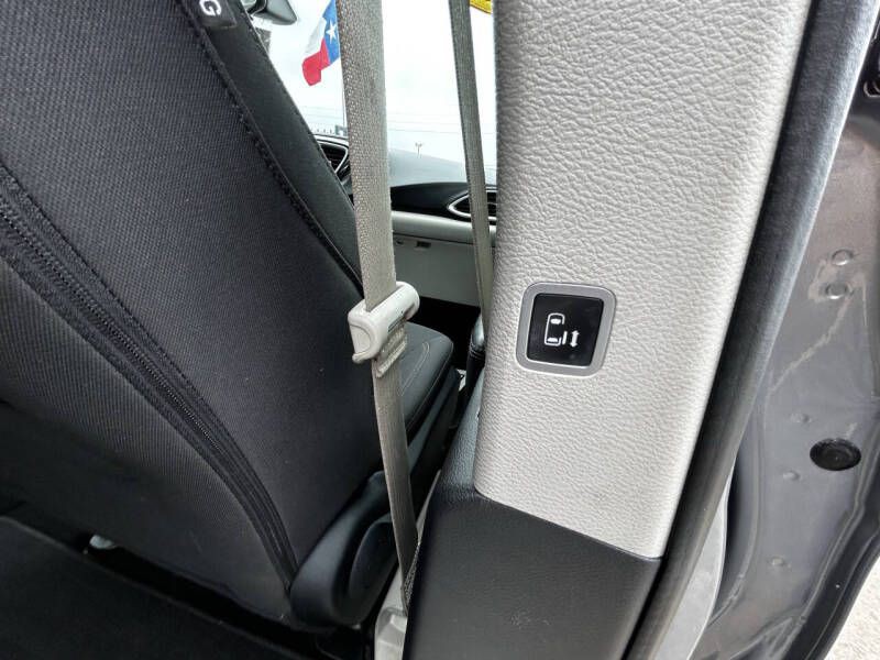 2017 Chrysler Pacifica Image 13