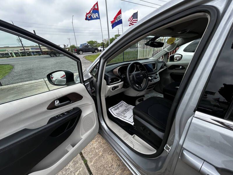 2017 Chrysler Pacifica Image 15