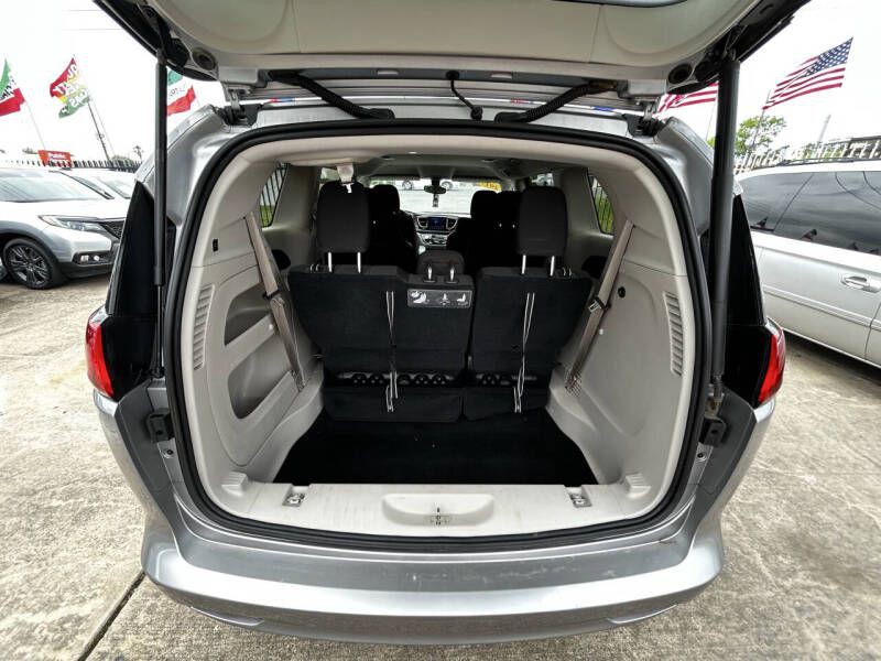 2017 Chrysler Pacifica Image 16