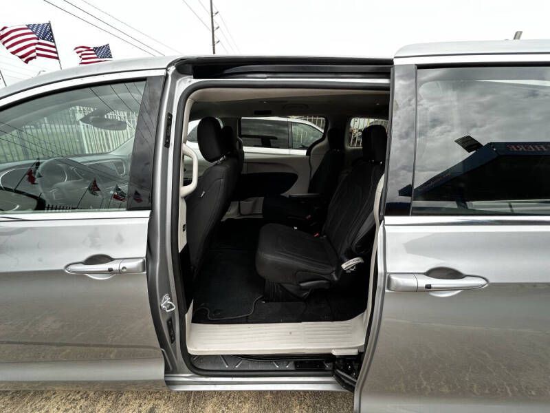 2017 Chrysler Pacifica Image 18