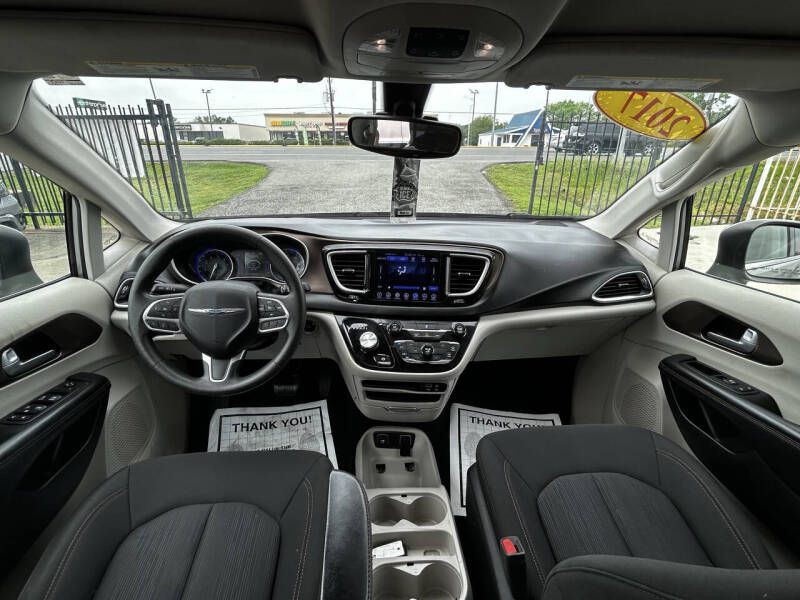 2017 Chrysler Pacifica Image 19