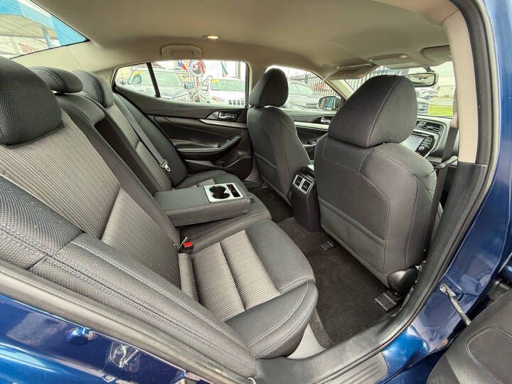 2017 Nissan Maxima Image 12