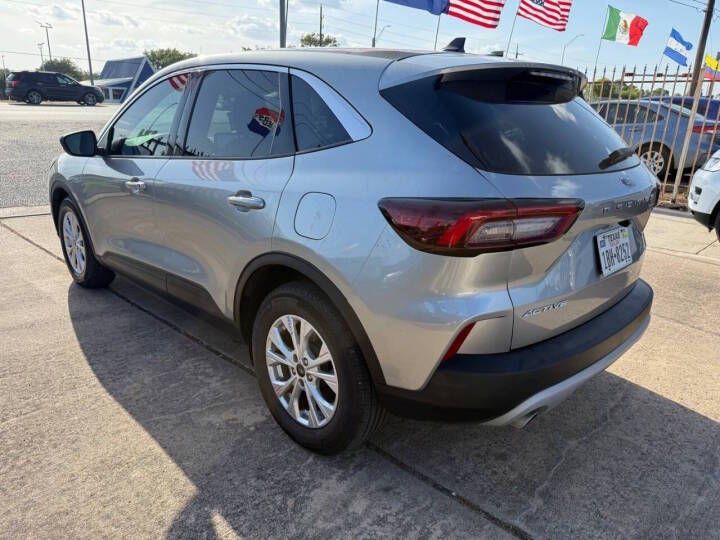 2023 Ford Escape Image 3