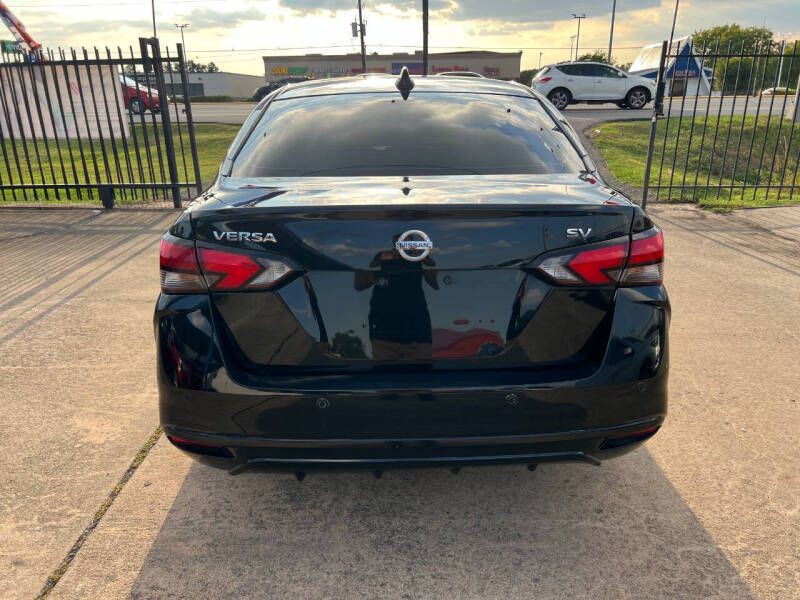 2021 Nissan Versa Image 8