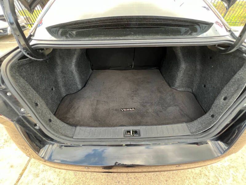 2021 Nissan Versa Image 16