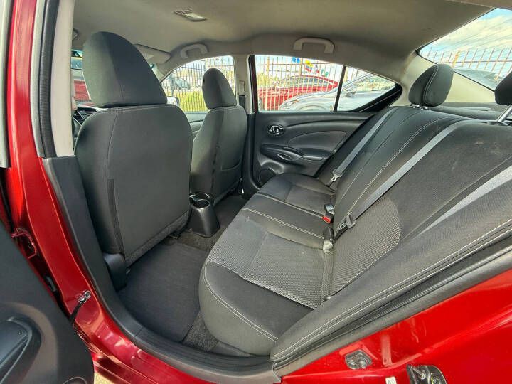 2017 Nissan Versa Image 12