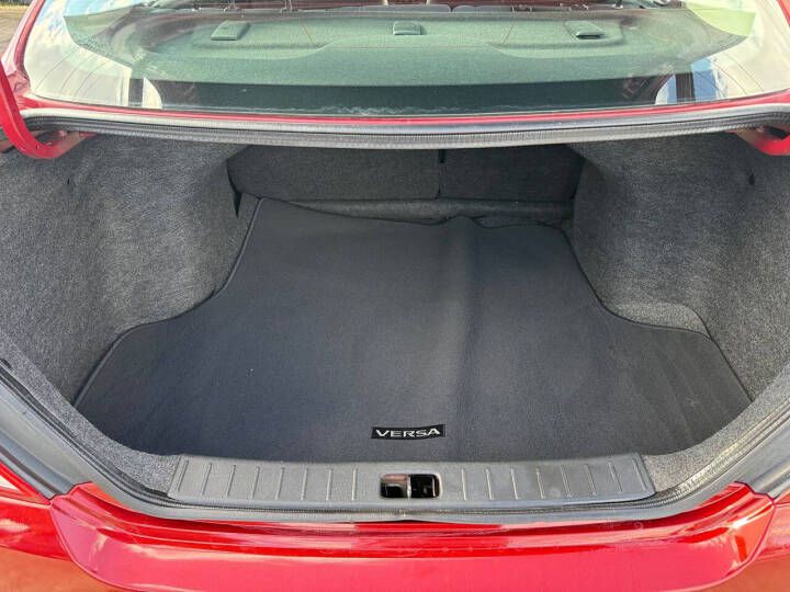 2017 Nissan Versa Image 16