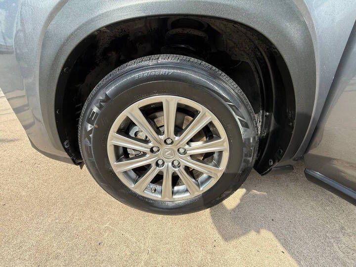 2015 Lexus NX Image 17