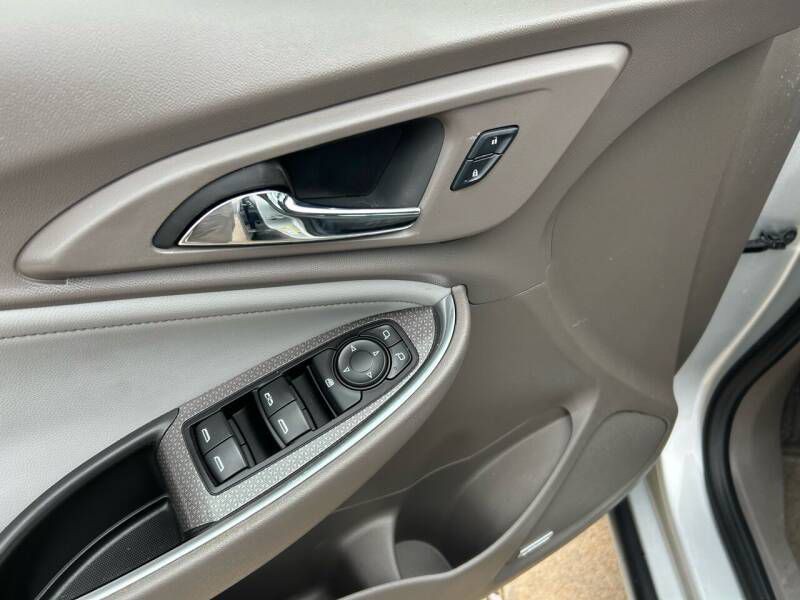 2016 Chevrolet Malibu Image 2