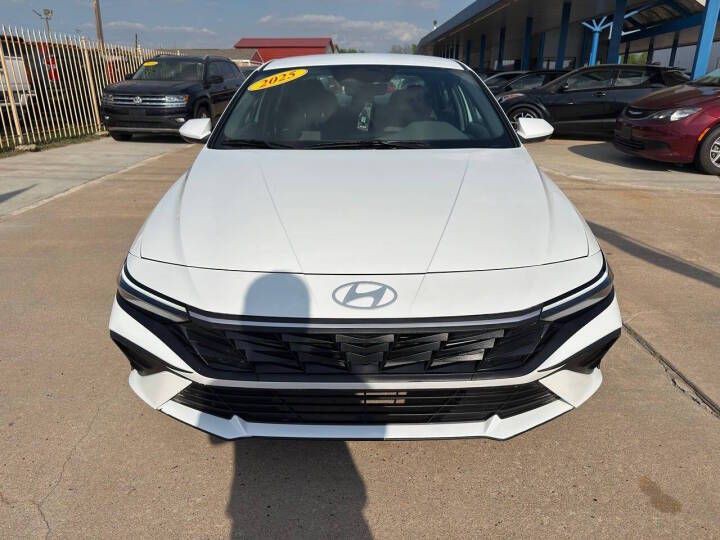 2025 Hyundai Elantra Image 3