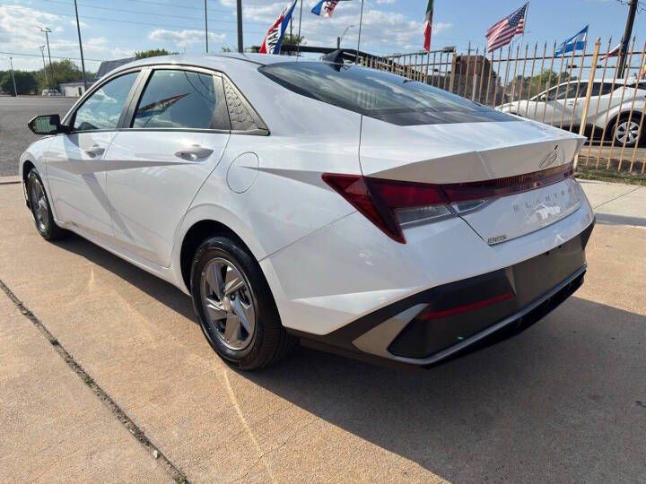 2025 Hyundai Elantra Image 4