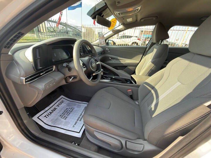 2025 Hyundai Elantra Image 11