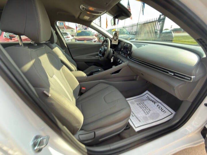 2025 Hyundai Elantra Image 12