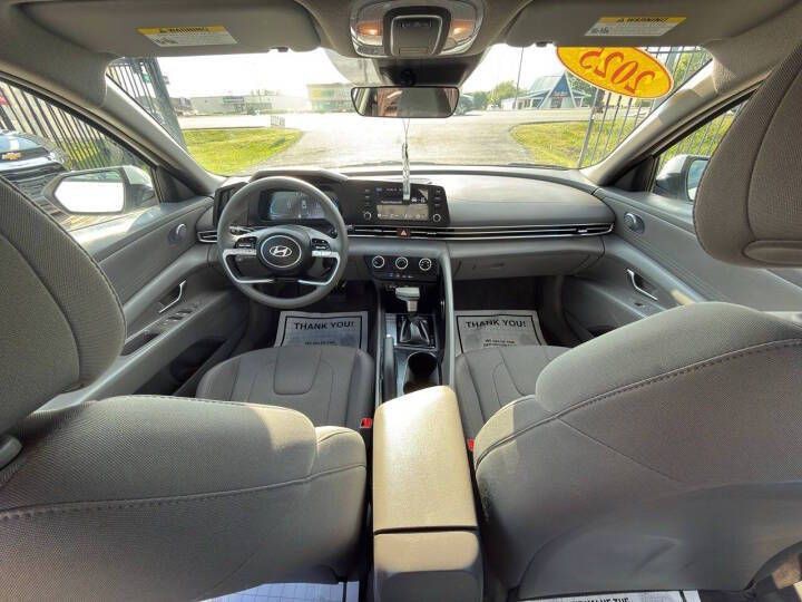 2025 Hyundai Elantra Image 13