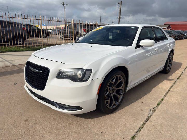 2017 Chrysler 300 Image 2