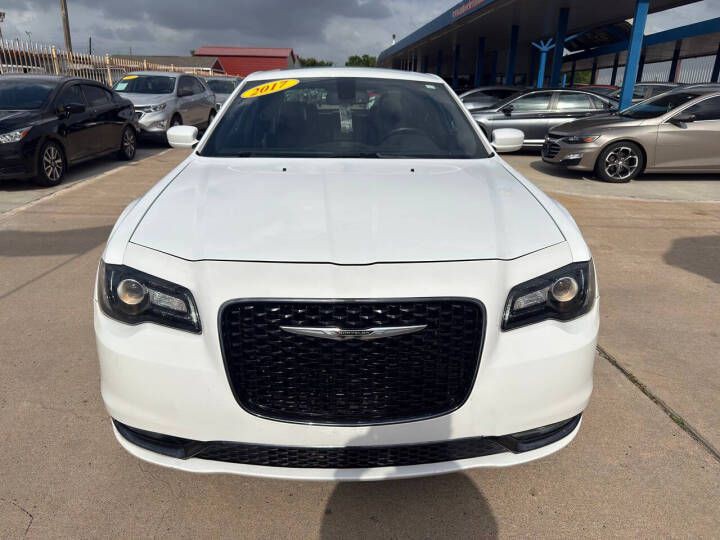 2017 Chrysler 300 Image 3