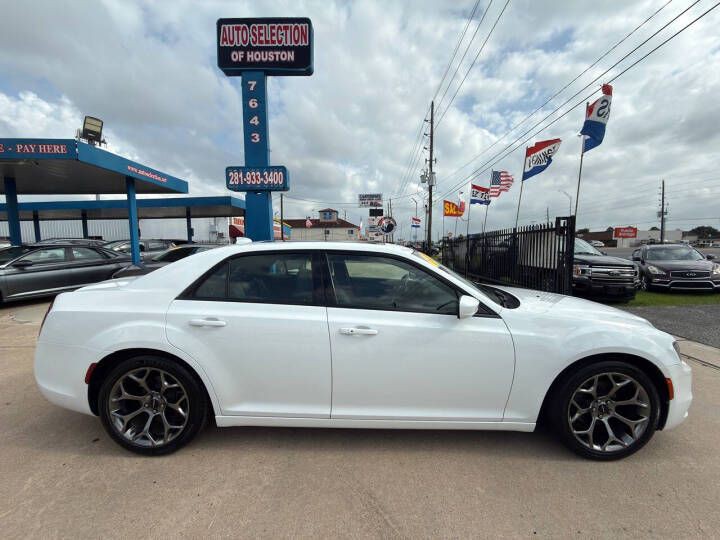 2017 Chrysler 300 Image 4
