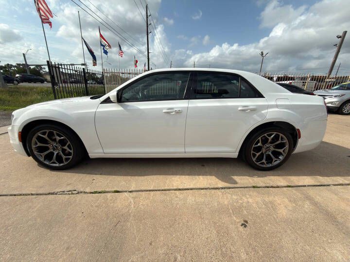 2017 Chrysler 300 Image 5