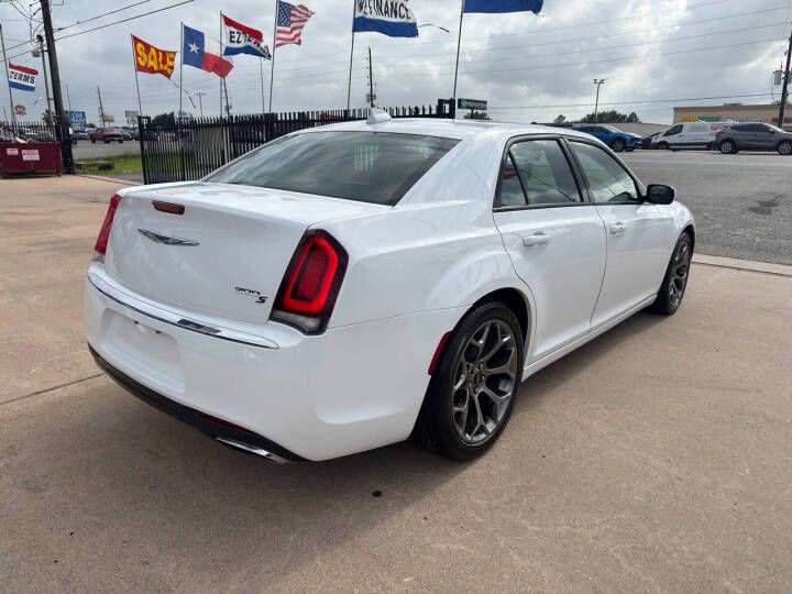 2017 Chrysler 300 Image 6