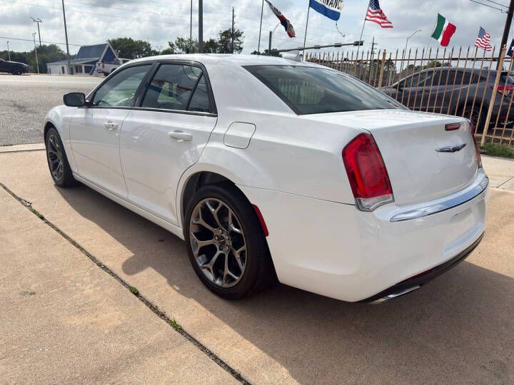 2017 Chrysler 300 Image 7