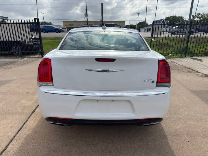 2017 Chrysler 300 Image 8